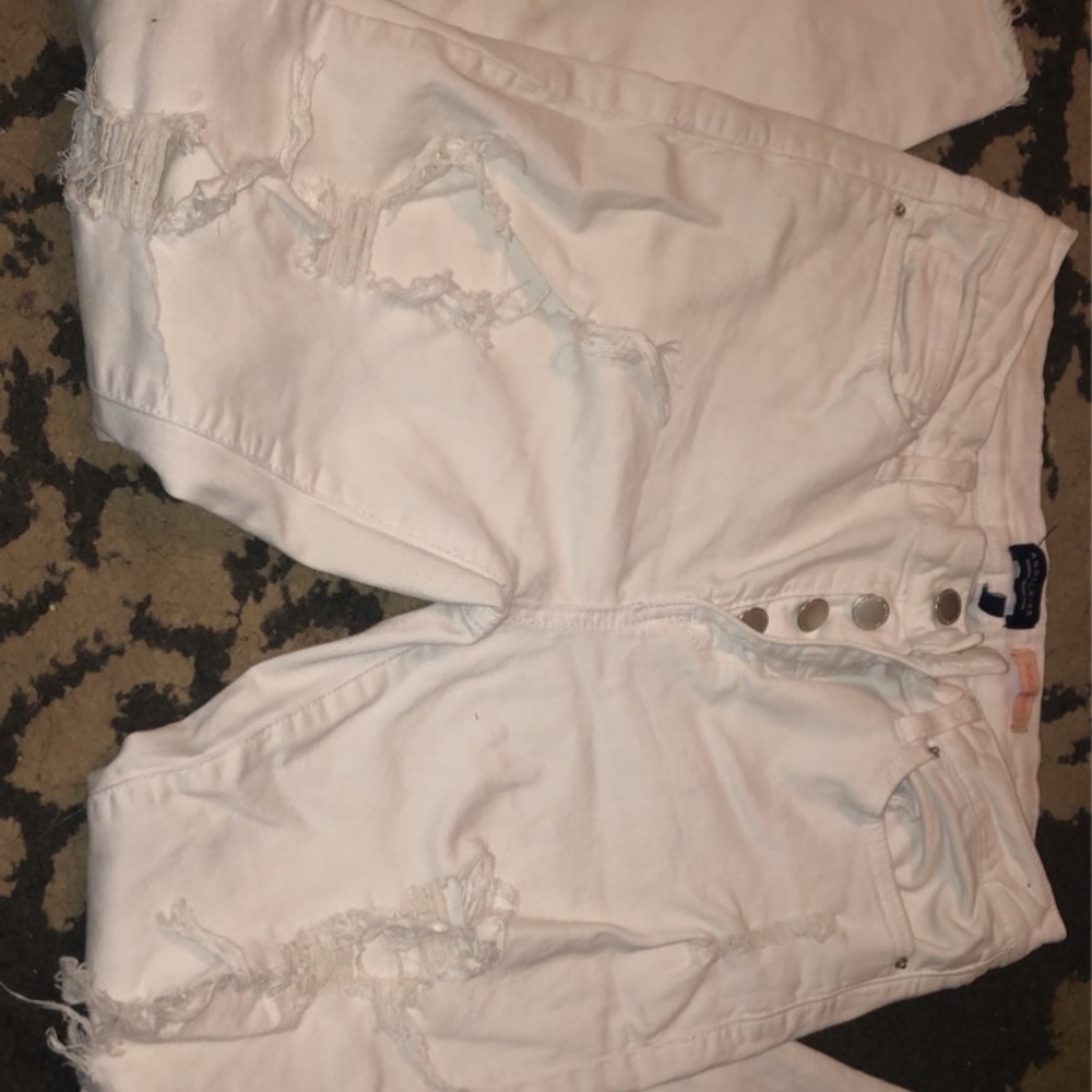 White distressed pants